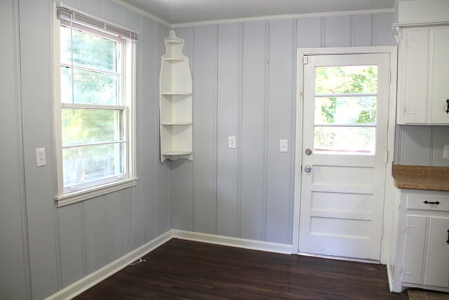 Donelson - Updated 2 bedroom 1 bath - tons of parking & storage!