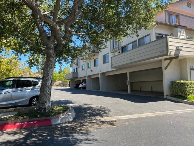 Photo - 3 bed, 2 1/2 bath Thousand Oaks Townhome