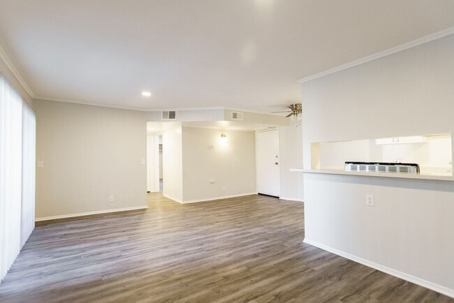 Photo - 6310 Sylmar Ave