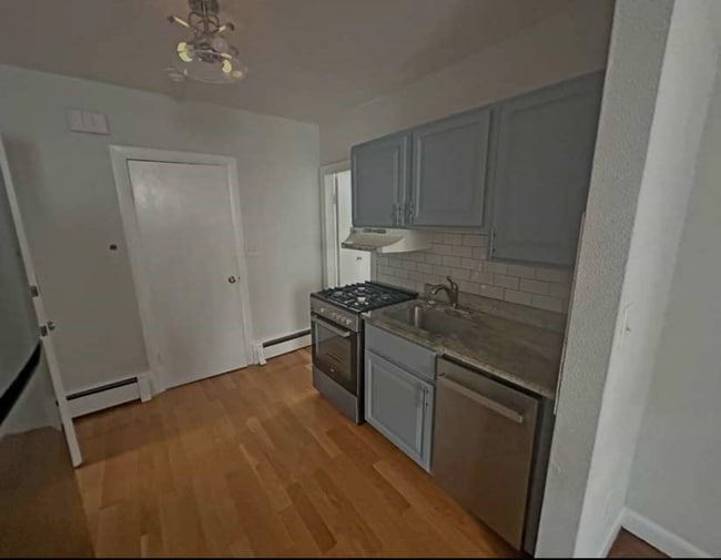 Building Photo - 716 E 6th St Unit 1R