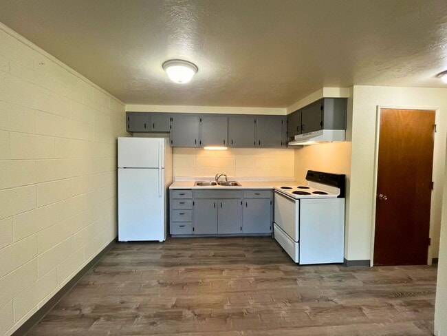 Photo - (CAM 10)  Very Nice Large 1 bed Apt - Clos... Unit 10