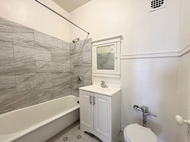 Ivanhoe - Tiled Bathroom