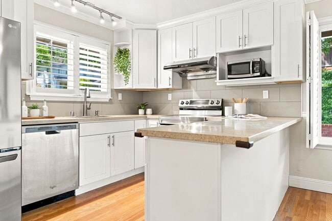 Building Photo - Spacious 4-bedroom 2-Bath in Desirable Area in Walnut Creek!
