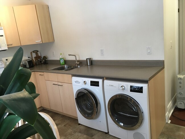 167 Silverthorn Av Unit 2