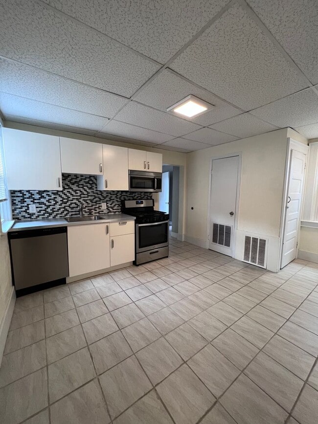 Building Photo - Spacious 1BR Apt now showing! Unit Floor 2