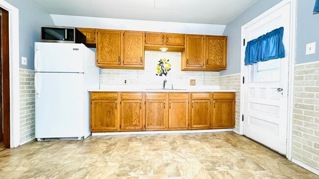 Photo - 2498 Woodlawn Ave Unit Upper