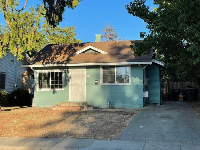 Building Photo - East Sac Bungalow Available!