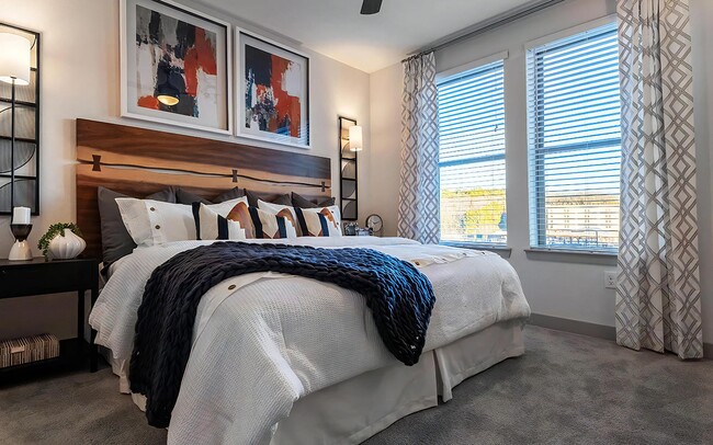 Dormitorio bien iluminado con decoración moderna y abundante luz natural. - The Harper