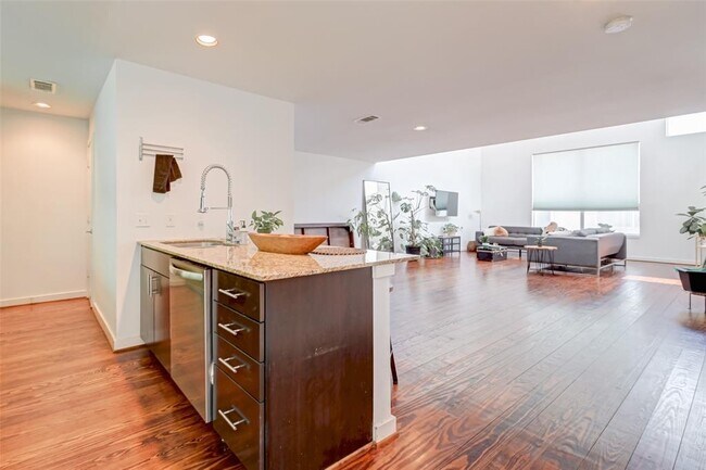Photo - 2940 Commerce St Condo