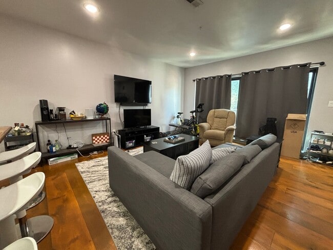 Building Photo - 235 E Market St Unit 3 Rental