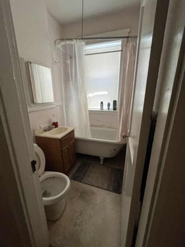 Photo - 221 Kelton St
