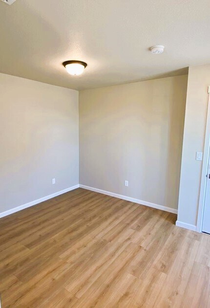 Living/Kitchenette area - 7471 SE Kinnaman St