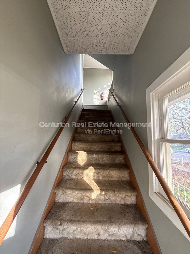 Photo - 635 Thompson Ave NE