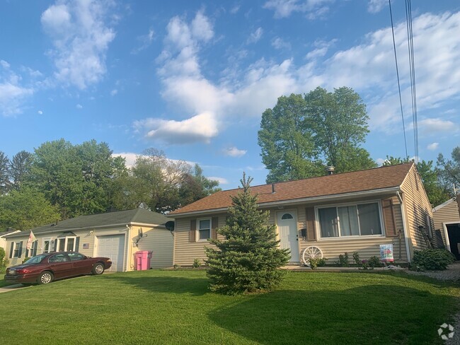 Building Photo - Madison ranch, fenced back yard and garage Rental