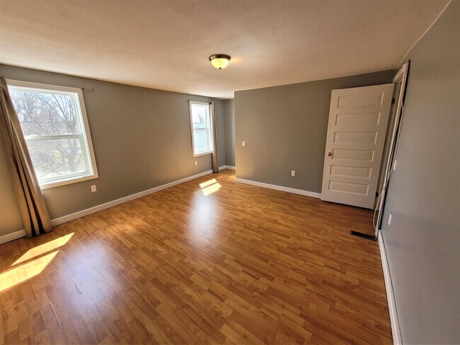 Photo - 206 Main St E Unit 1