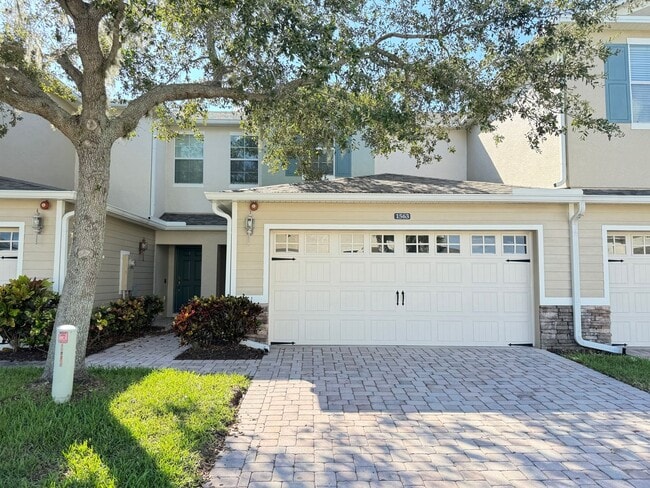 Building Photo - Great Townhome Close to Winter Garden vill...