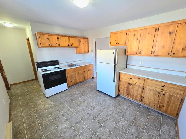 Building Photo - 643 George St Unit 2