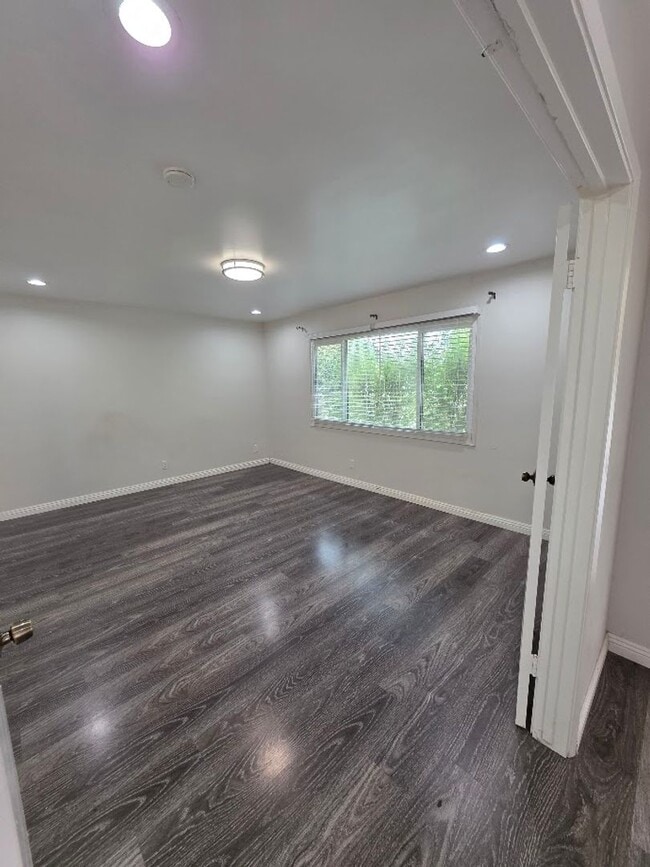 Building Photo - SPACIOUS 4BD/2BA WITH GARAGE, LAUNDRY AND ...