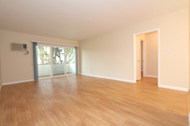 Sala de estar - 4800 Woodley Ave Unidad Encino-Woodley Apartments