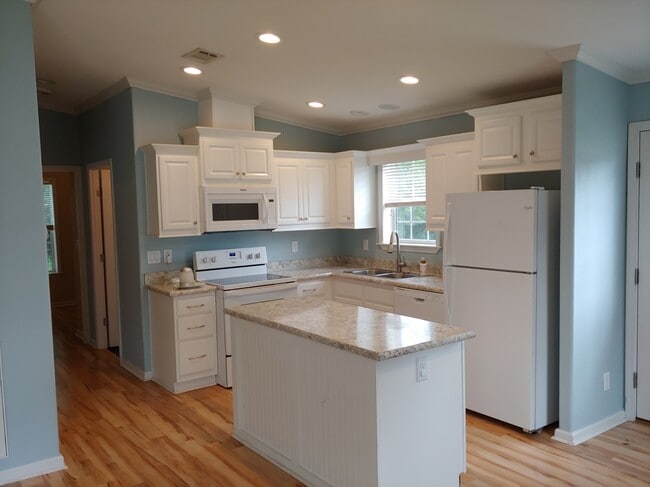 Photo - 2205 Martin Rd