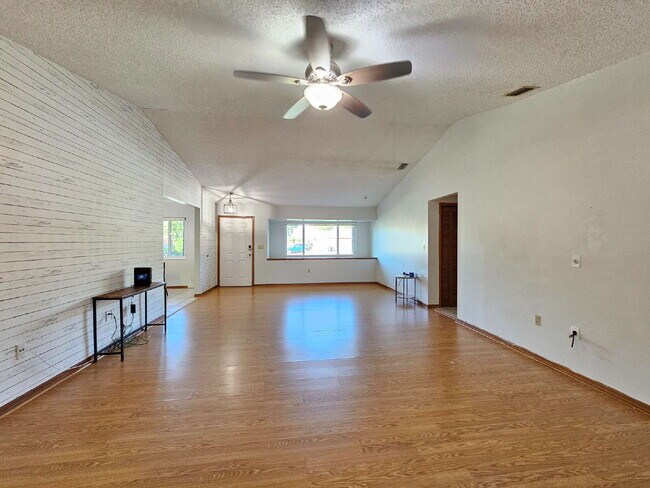 Photo - 819 Glencove Ave NW