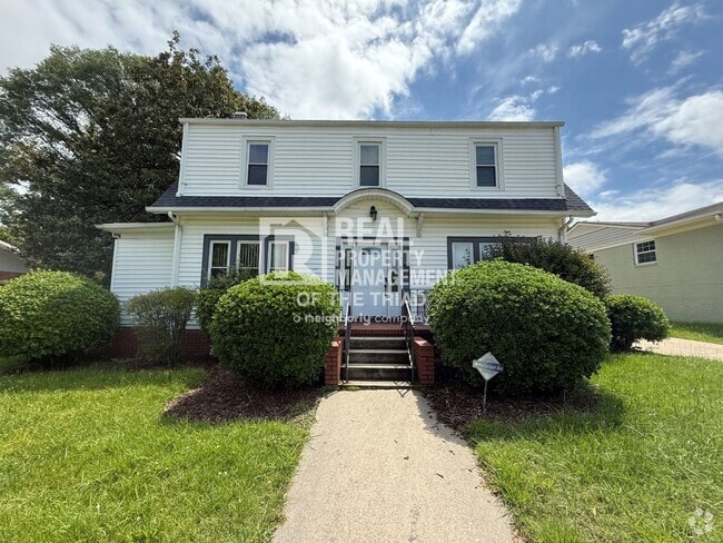 Building Photo - Unbelievable 4bd/2ba Home right next to NC...