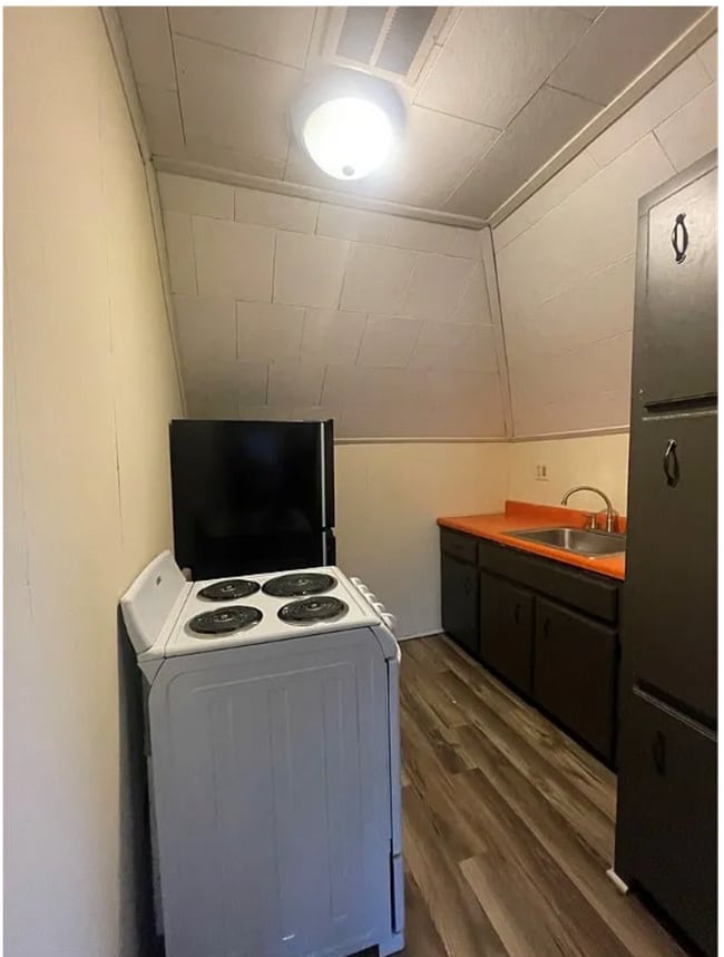 Kitchen - Stove and Fridge Included - 407 Park Ave Unit 3