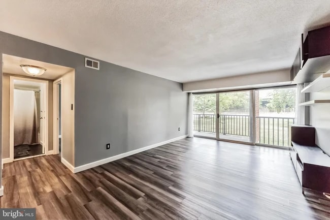 Living1 - 1300 Army Navy Dr Unit 105