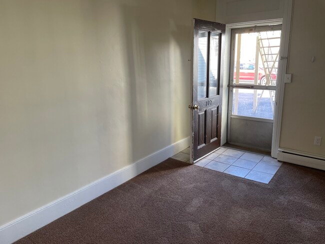 Building Photo - 107 E 2nd St Unit 107