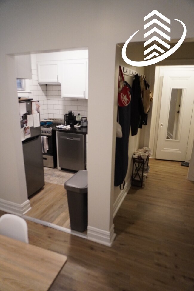 Photo - 426 W Briar Pl Unit B1