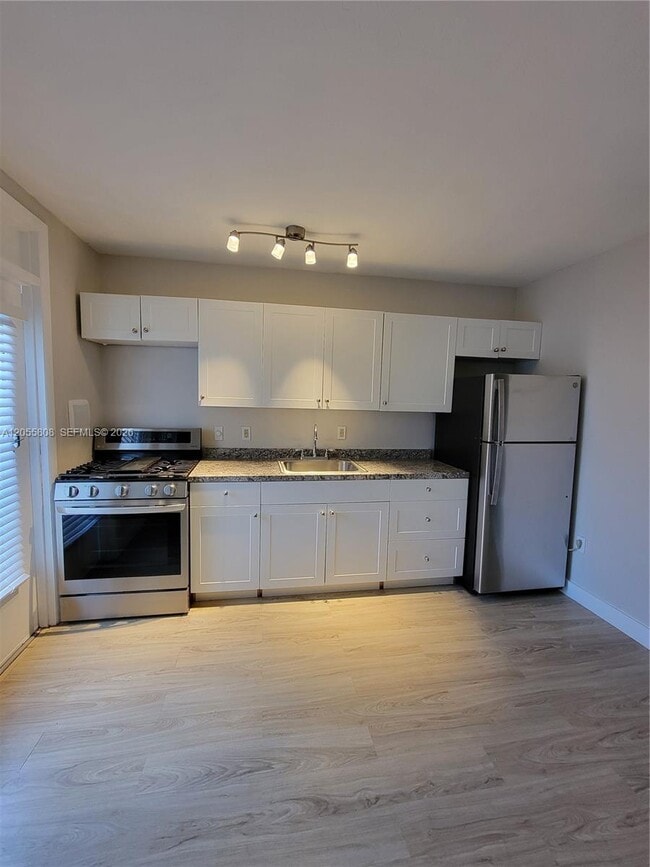 Photo - 441 Collins Ave Unit 10