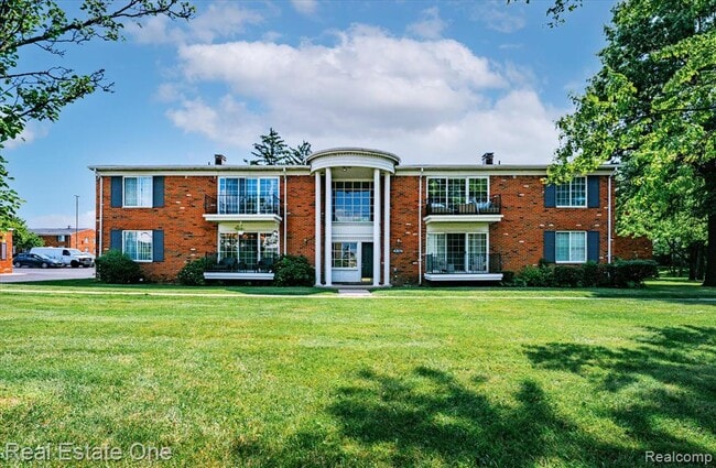 Building Photo - 430 Fox Hills Dr S Unit A-1