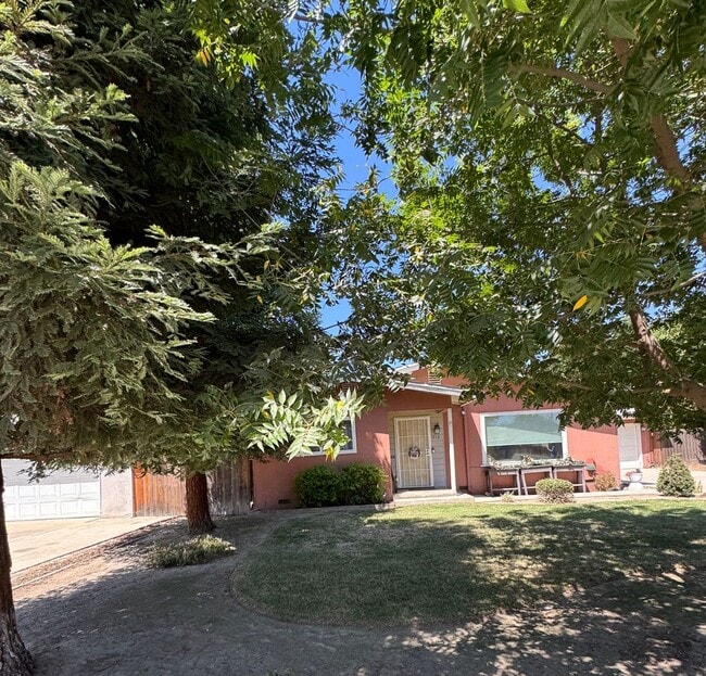 Building Photo - Stylish 3-Bedroom Home with 2.5 Baths and a 2-Car Garage in a Prime Reedley Location!