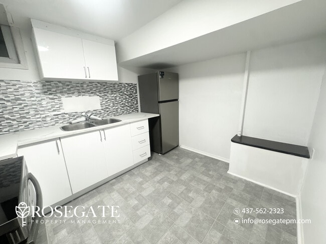 Photo - Modern 2-Bedroom Basement Apartment with In-Unit Laundry & Parking – Mississauga Unit 2