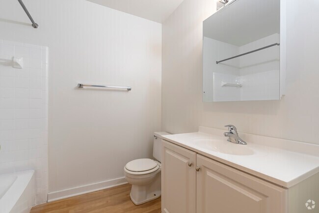 2BR, 1 BA - 750SF - 2nd Floor - Bathroom