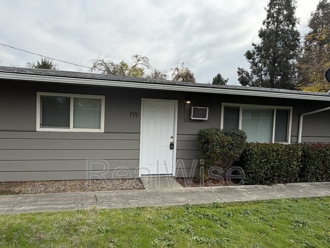 Photo - 719 SW Bridge St