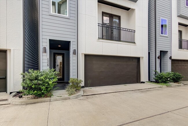 Photo - 1329 Buescher Dr