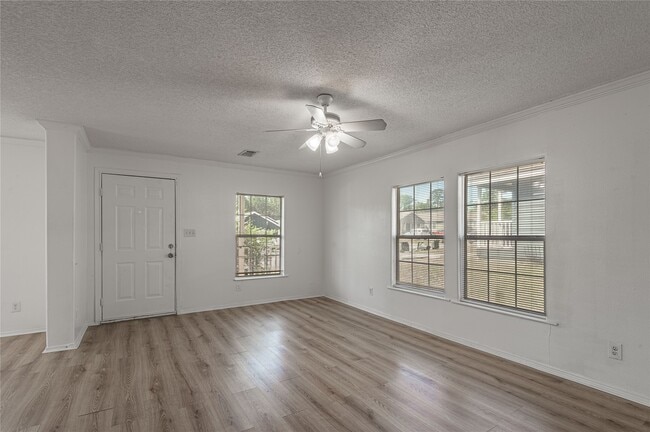 Photo - 112 Varsity Dr