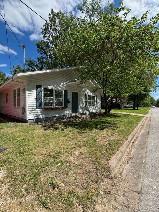 Photo - Large Open Floor Plan. 2 Bedroom and 1 Bathroom