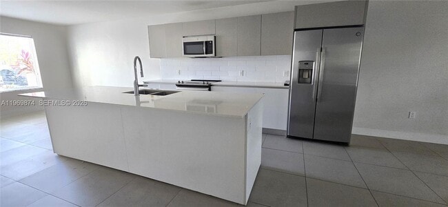 Building Photo - 2535 NE 193rd St Unit 3104