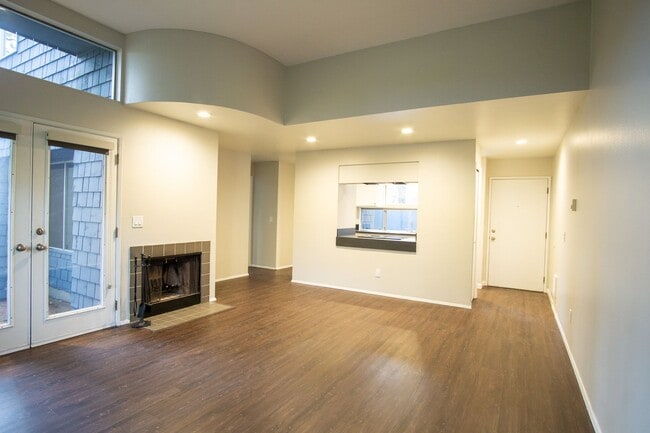 Photo - Fantastic Lake Oswego 1Bdr w/Fireplace, Dishwasher, W/D & Patio! Unit 4701-B