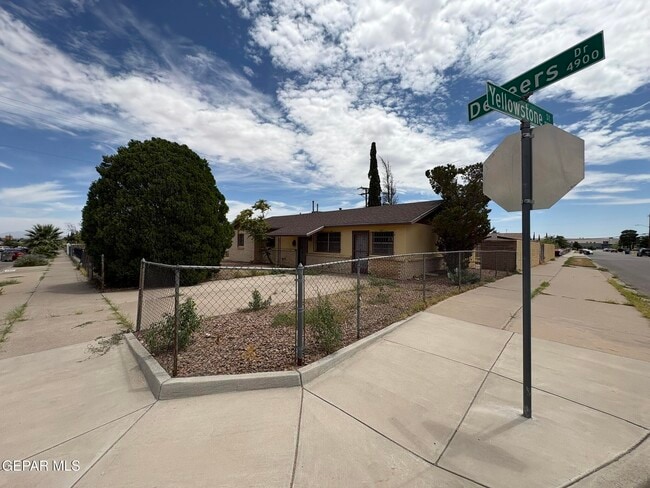 Photo - 4900 Debeers Dr