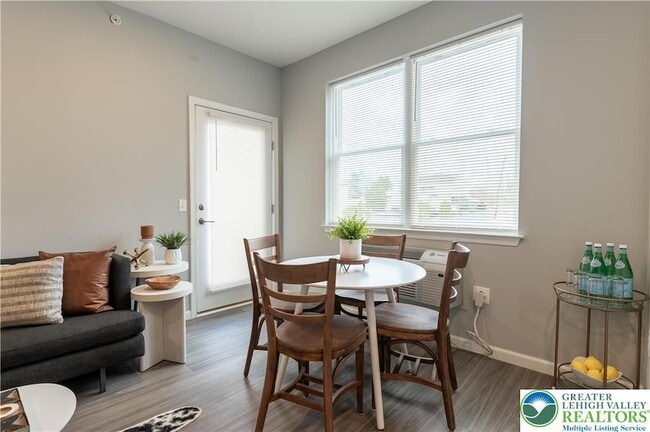 Photo - 948 N Front St