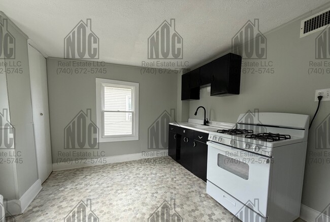 Photo - 148 1/2-148 1/2 E Allen St