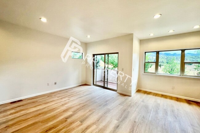 Photo - 94 Castle Ridge Dr