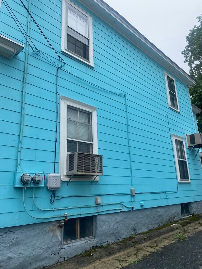 Driveway side of the house - 39 Saint James St Unidad 1