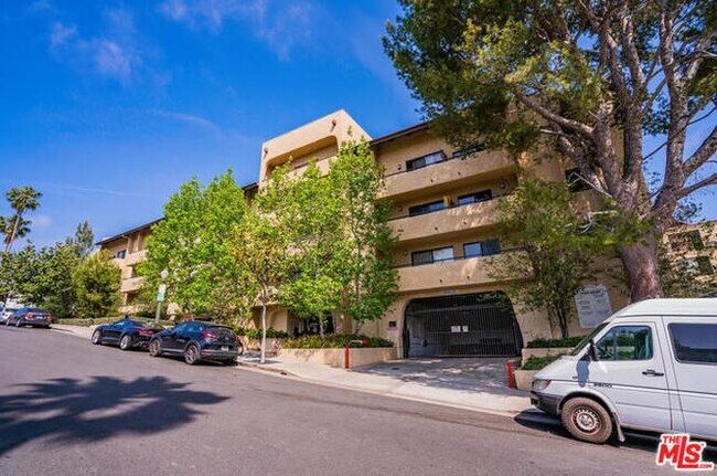 Photo - 10982 Roebling Ave Unidad 4