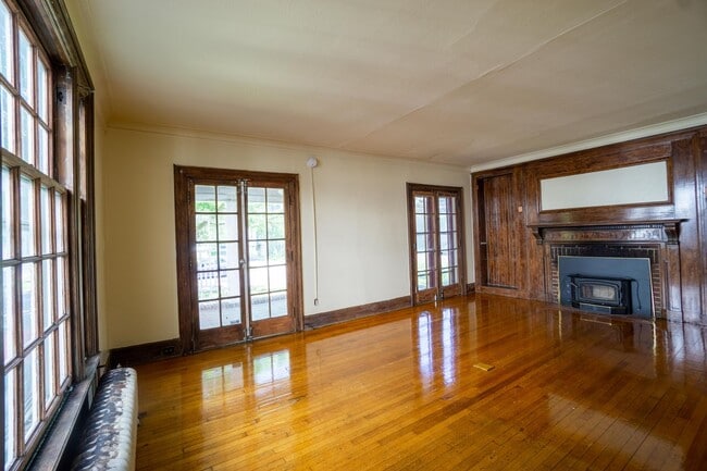 Photo - 118 Victoria Pl