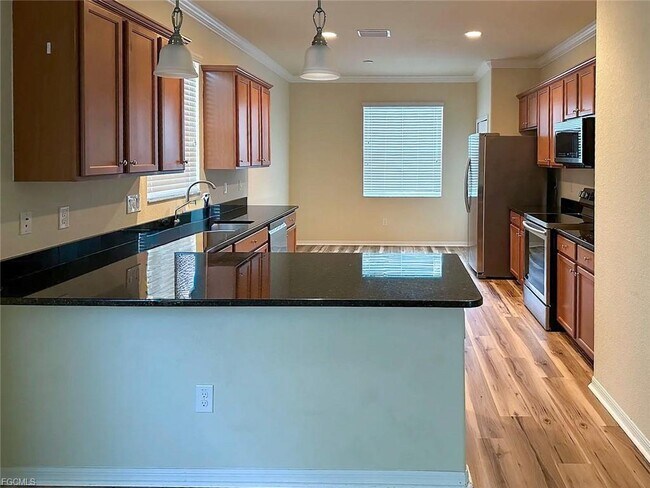 Photo - 2350 Heydon Cir E