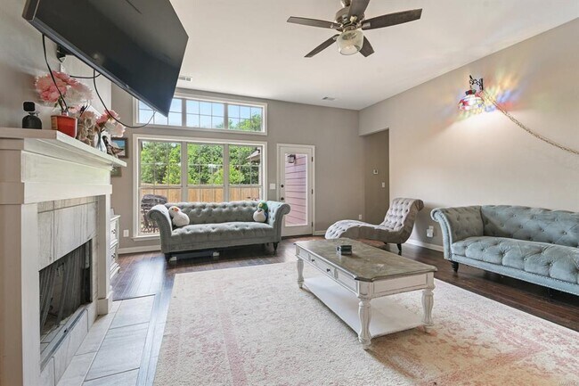 Photo - 905 Overture Dr